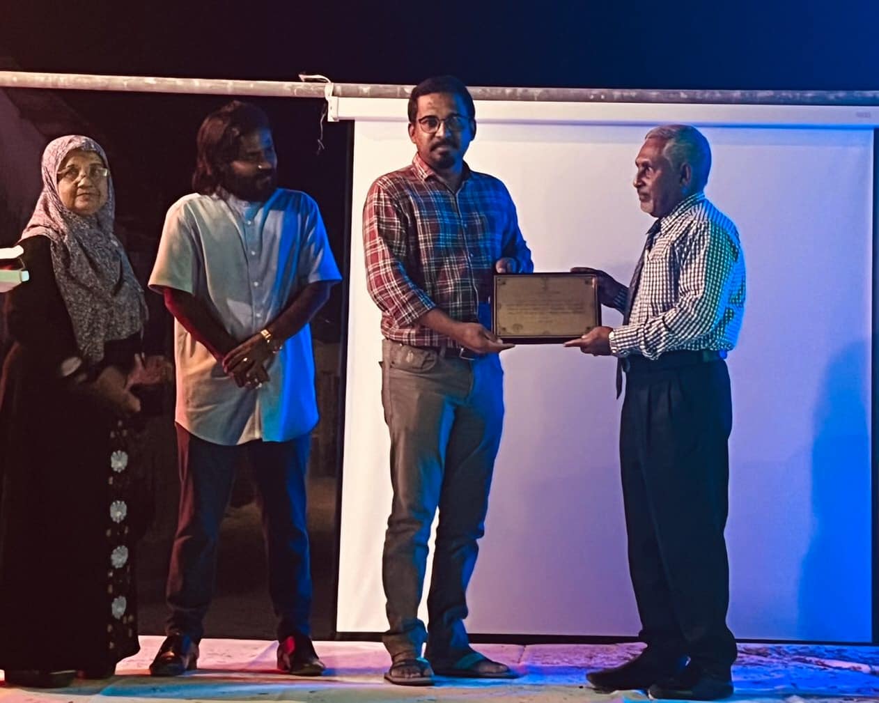 މ.މަޑުއްވަރީ ހިނަވާގެ ހުޅުވައި މ.މަޑުއްވަރީ ކައުންސިލާ ހަވާލުކުރުން.