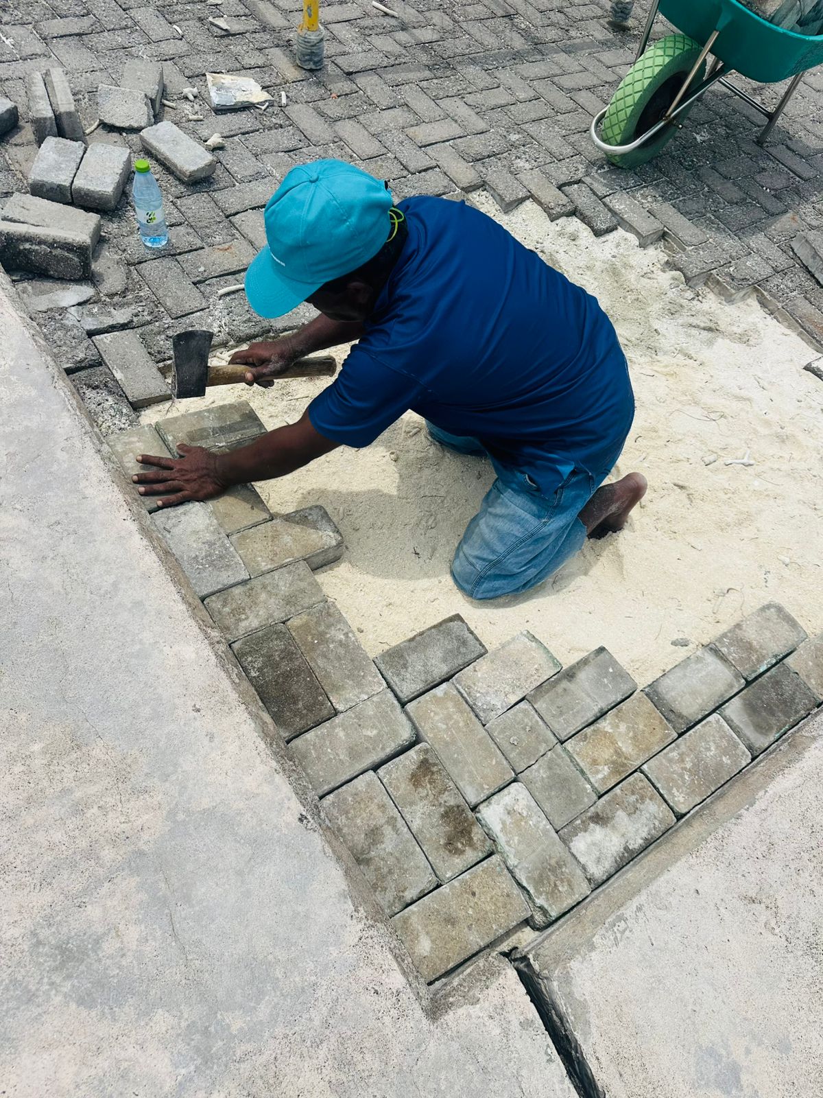 ޖެޓީ ޕޭވްމަންޓް ހަލާކުވެފައިވާ ގައުތައް ނަގައި އަލުން އައު ގައު އަތުރާ މަރާމާތުކުރުން 