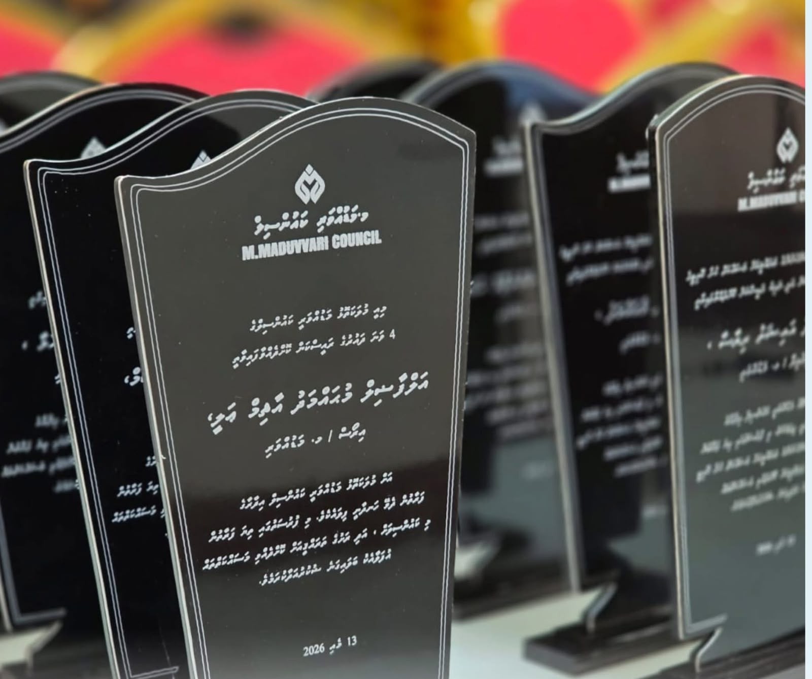 މ. މަޑުއްވަރި ކައުންސިލް އިދާރާގެ މުވައްޒަފުންގެ ފަރާތުން 04 ވަނަ ދަޢުރުގެ ކައުންސިލް މެމްބަރުން އަދި ކައުންސިލްގެ އަންހެނުންގެ ތަރައްޤީއަށް މަސައްކަތްކުރާ ކޮމިޓީގެ މެމްބަރުންގެ ޚިދުމަތް ފާހަގަކޮށް އަގުވަޒަންކުރުމުގެގޮތުން ކުރިޔަށް ގެންދެވުނު ހަރަކާތް