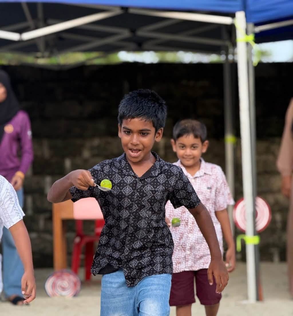 2026 ވަނަ އަހަރުގެ ކުޑަކުދިންގެ ދުވަސް ފާހަގަކުރުމަށް ދިވެހިރާއްޖޭގެ ޤައުމީ ޔުނިވަރސިޓީގެ (ފެސް) ފެކަލްޓީ އޮފް އެޑިއުކޭޝަންގެ ސްޓޫޑެންޓް އެސޯސިއޭޝަންއާއެކު ކުރިޔަށްގެންދެވުނު "އާދޭ ކޮއްކޮމެން" ގެ ކުޑަކުދިންގެ ހަވީރު