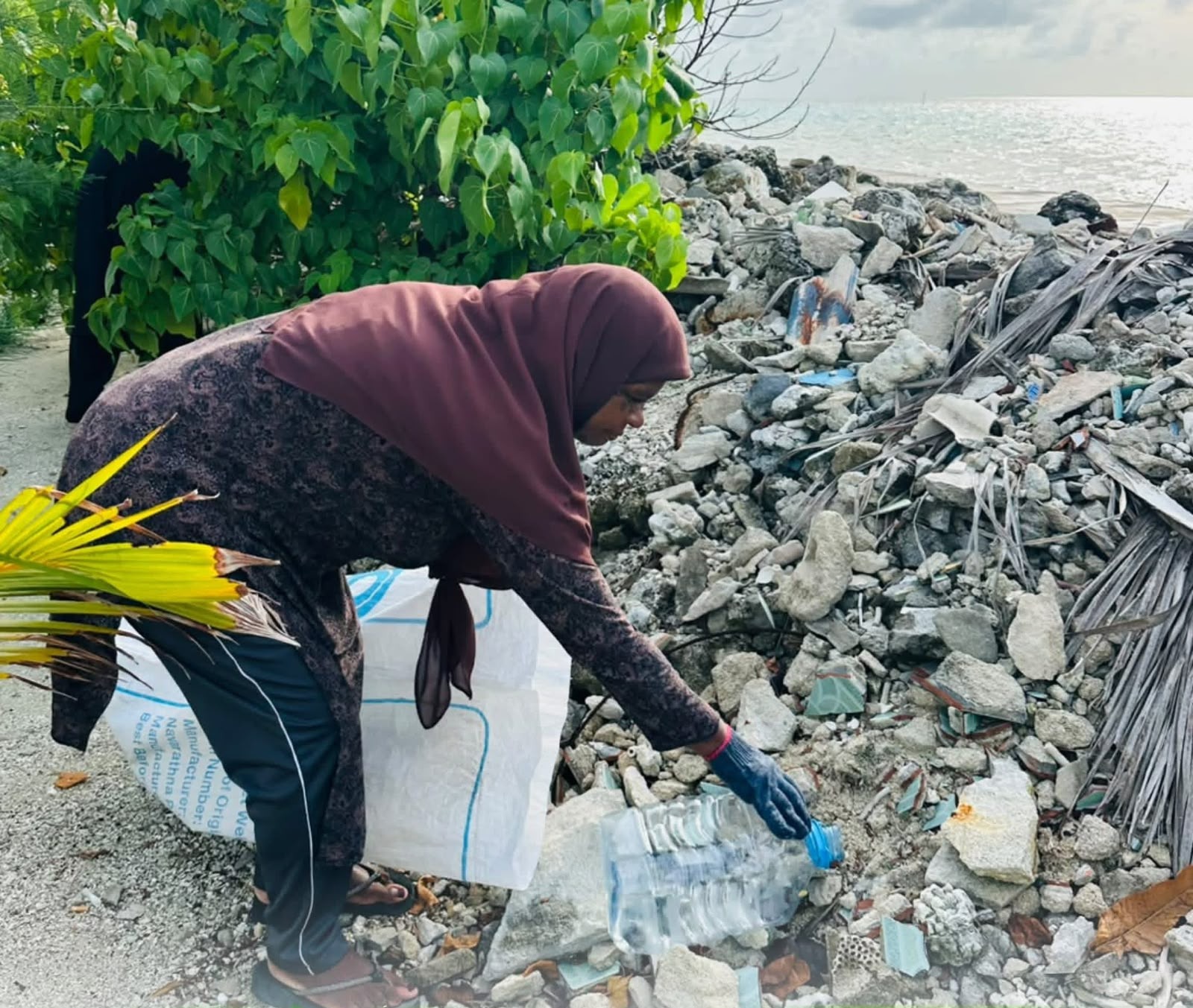 2026 ވަނަ އަހަރުގެ ދުނިޔޭގެ ތިމާވެށިގެ ދުވަސް ފާހަގަކުރުމަށް ކައުންސިލްގެ ފަރާތުން ކުރިޔަށް ގެންގޮސްފައިވާ ގަސް އިންދުމުގެ ހަރަކާތް އަދި އ.ތ.މ ކޮމިޓީގެ ފަރާތުން ކުރިޔަށްގެންދިޔަ ރަށުގެ ހޭޅިފަށް ސާފުކުރުމުގެ ހަރަކާތް