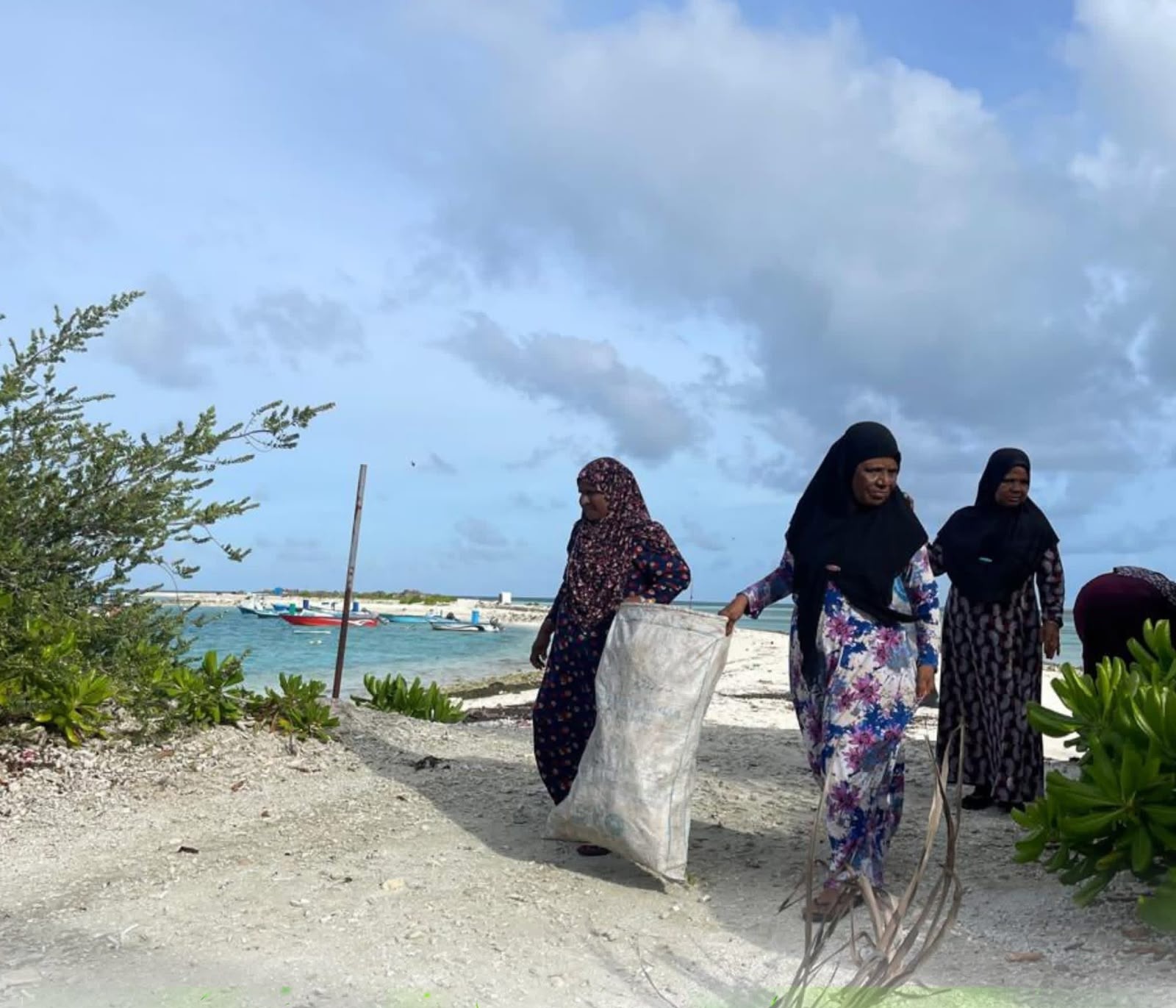 2026 ވަނަ އަހަރުގެ ދުނިޔޭގެ ތިމާވެށިގެ ދުވަސް ފާހަގަކުރުމަށް ކައުންސިލްގެ ފަރާތުން ކުރިޔަށް ގެންގޮސްފައިވާ ގަސް އިންދުމުގެ ހަރަކާތް އަދި އ.ތ.މ ކޮމިޓީގެ ފަރާތުން ކުރިޔަށްގެންދިޔަ ރަށުގެ ހޭޅިފަށް ސާފުކުރުމުގެ ހަރަކާތް