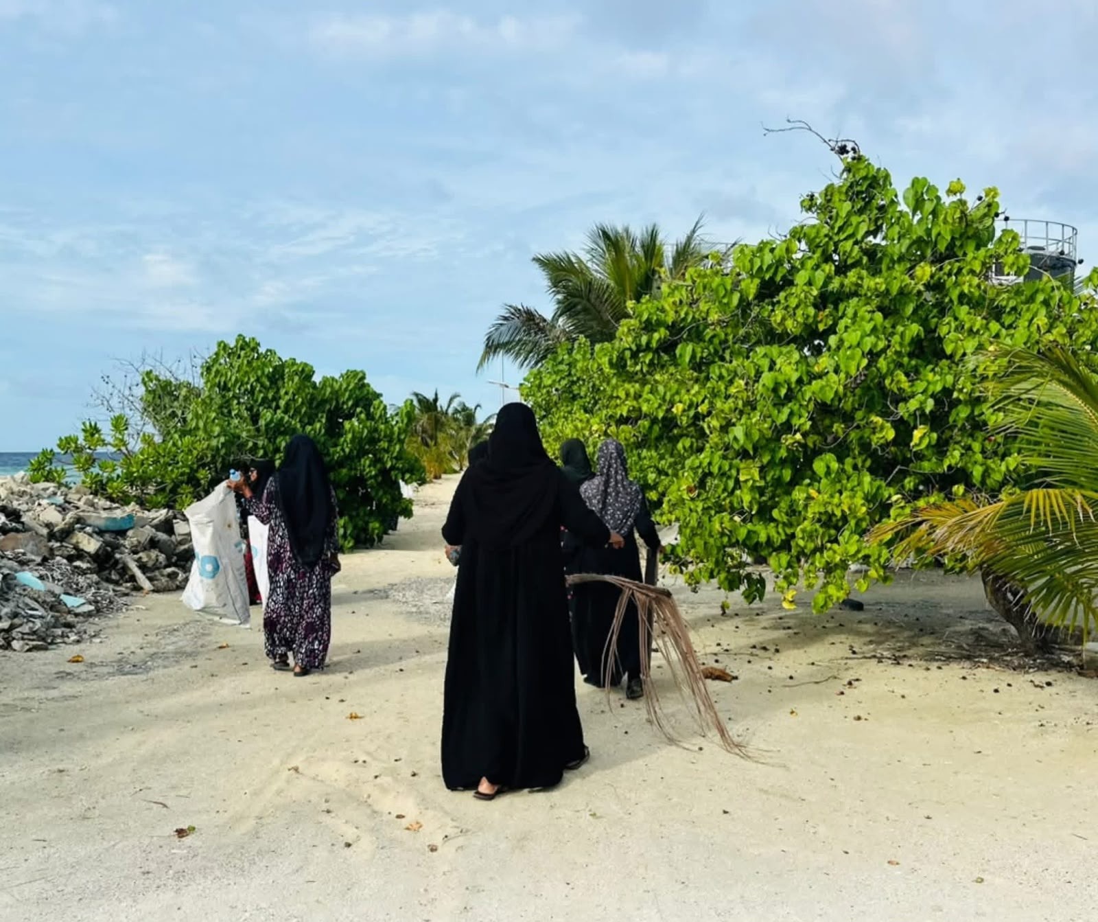 2026 ވަނަ އަހަރުގެ ދުނިޔޭގެ ތިމާވެށިގެ ދުވަސް ފާހަގަކުރުމަށް ކައުންސިލްގެ ފަރާތުން ކުރިޔަށް ގެންގޮސްފައިވާ ގަސް އިންދުމުގެ ހަރަކާތް އަދި އ.ތ.މ ކޮމިޓީގެ ފަރާތުން ކުރިޔަށްގެންދިޔަ ރަށުގެ ހޭޅިފަށް ސާފުކުރުމުގެ ހަރަކާތް