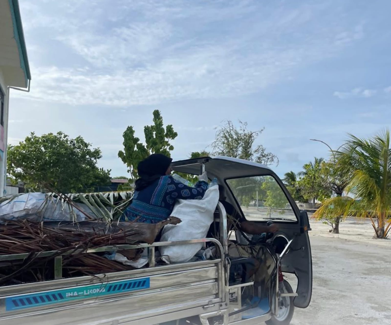 2026 ވަނަ އަހަރުގެ ދުނިޔޭގެ ތިމާވެށިގެ ދުވަސް ފާހަގަކުރުމަށް ކައުންސިލްގެ ފަރާތުން ކުރިޔަށް ގެންގޮސްފައިވާ ގަސް އިންދުމުގެ ހަރަކާތް އަދި އ.ތ.މ ކޮމިޓީގެ ފަރާތުން ކުރިޔަށްގެންދިޔަ ރަށުގެ ހޭޅިފަށް ސާފުކުރުމުގެ ހަރަކާތް