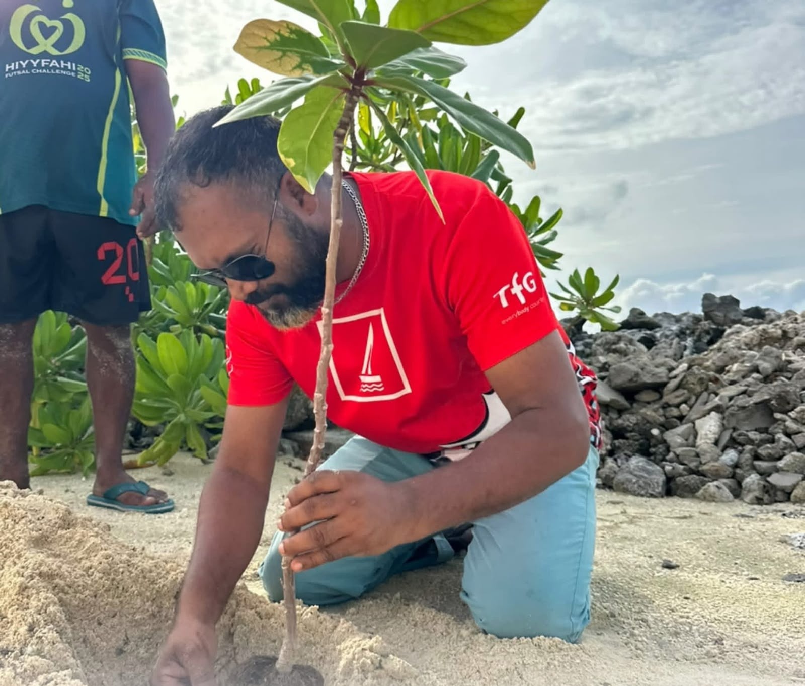 2026 ވަނަ އަހަރުގެ ދުނިޔޭގެ ތިމާވެށިގެ ދުވަސް ފާހަގަކުރުމަށް ކައުންސިލްގެ ފަރާތުން ކުރިޔަށް ގެންގޮސްފައިވާ ގަސް އިންދުމުގެ ހަރަކާތް އަދި އ.ތ.މ ކޮމިޓީގެ ފަރާތުން ކުރިޔަށްގެންދިޔަ ރަށުގެ ހޭޅިފަށް ސާފުކުރުމުގެ ހަރަކާތް