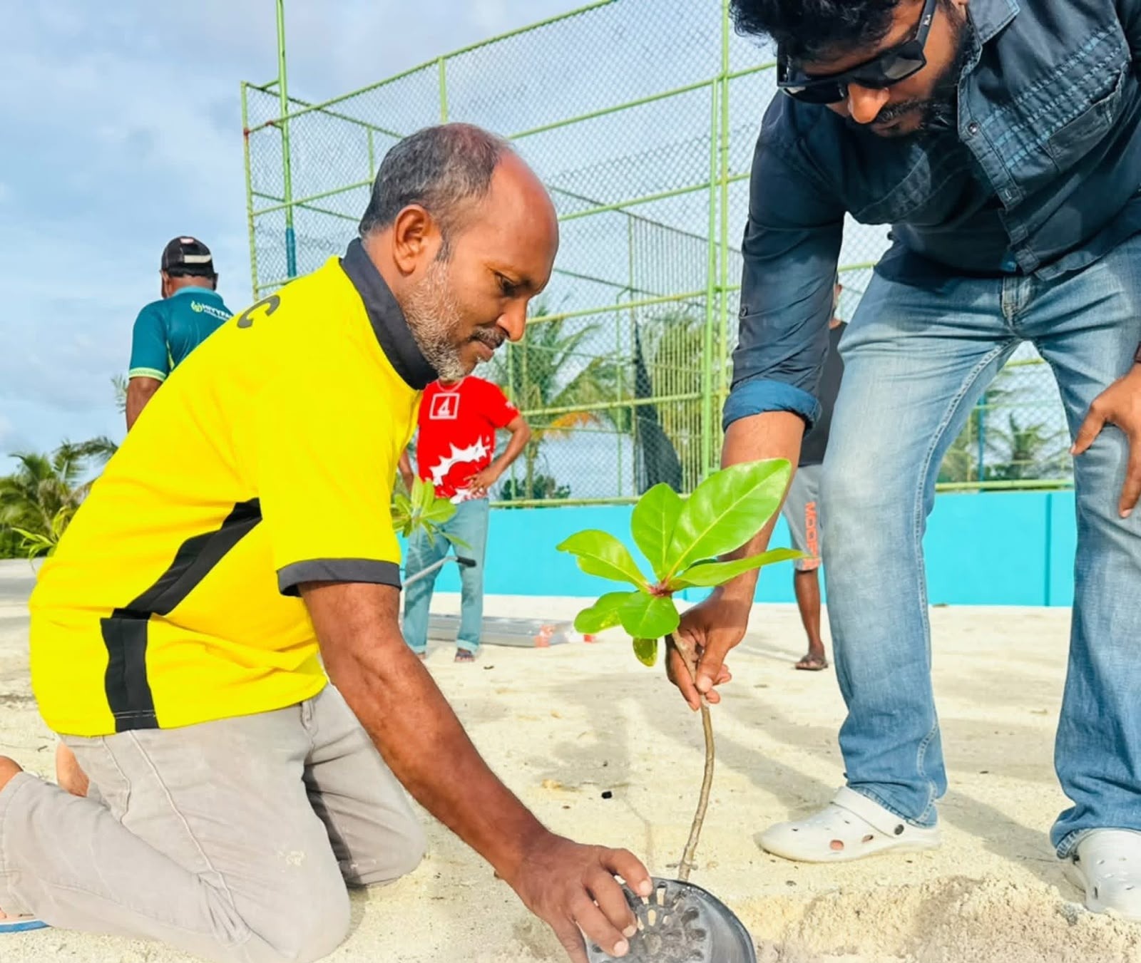 2026 ވަނަ އަހަރުގެ ދުނިޔޭގެ ތިމާވެށިގެ ދުވަސް ފާހަގަކުރުމަށް ކައުންސިލްގެ ފަރާތުން ކުރިޔަށް ގެންގޮސްފައިވާ ގަސް އިންދުމުގެ ހަރަކާތް އަދި އ.ތ.މ ކޮމިޓީގެ ފަރާތުން ކުރިޔަށްގެންދިޔަ ރަށުގެ ހޭޅިފަށް ސާފުކުރުމުގެ ހަރަކާތް